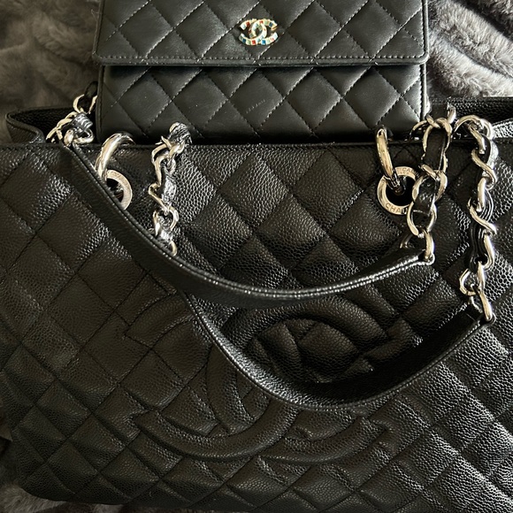STUNNING!! Authentic Chanel GST in fantastic condition! - Picture 3 of 14